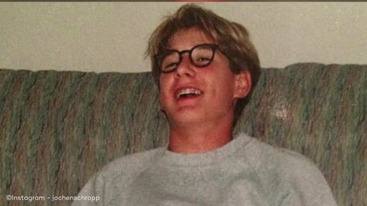 Schräges Throwback-Pic: Erkennt ihr diesen berühmten Moderator?