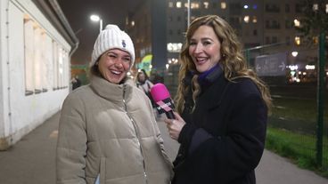Katrin Bauerfeind befragt live Menschen am Ostkreuz