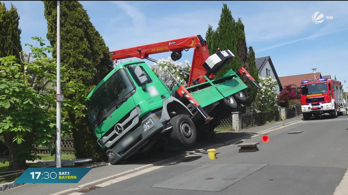 Unfall in Selb: LKW-Kran kippt bei Bauarbeiten um