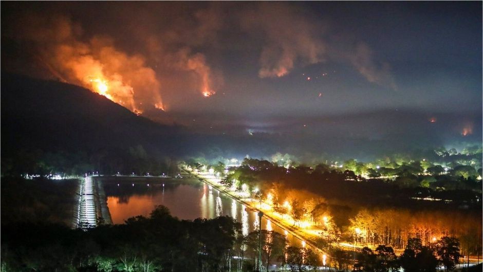 Heftige Aufnahmen: Große Feuer wüten in beliebtem Urlaubsland