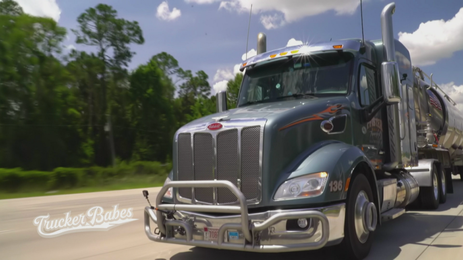 Trucker Babe Uschi gerät in eine Highway-Verfolgungsjagd 