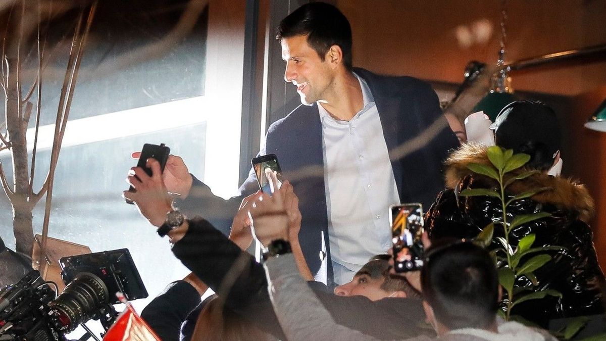 Trotz Corona: Tennis-Star Djokovic lässt sich von Menschenmasse feiern