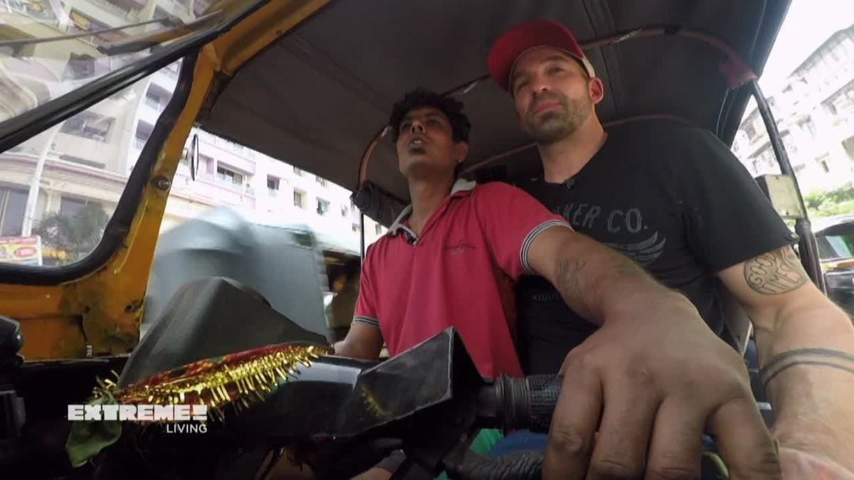 Der schlimmste Straßenverkehr der Welt. Niels im Tuk Tuk in Mumbai