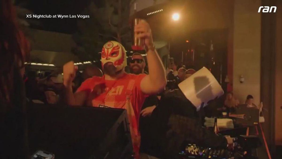 Betrunkener Kelce feiert mit Wrestling-Maske und Chiefs-Latzhose