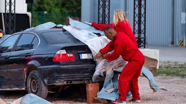 Patrick Esume & Icke Dommisch nehmen ein Auto auseinander