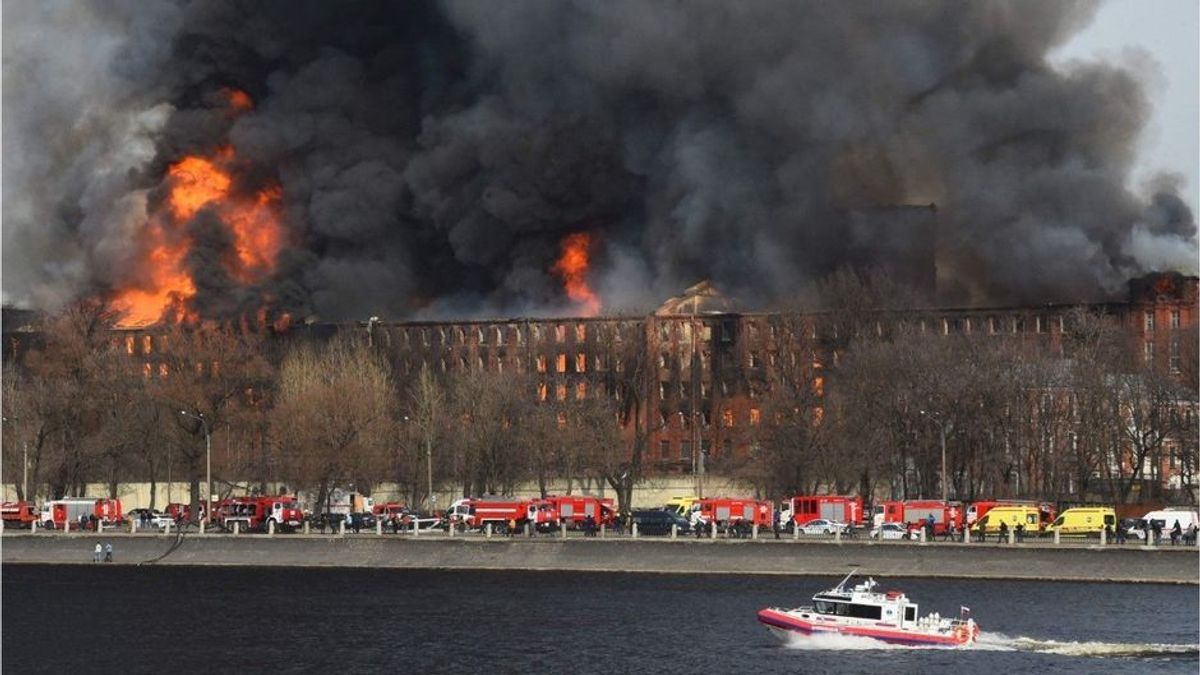 Rauchsäulen über Millionenmetropole: Flammeninferno in St. Petersburg