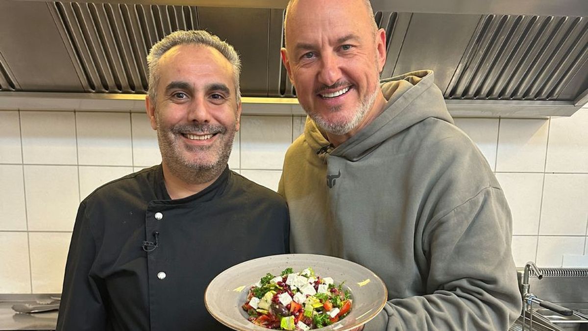 Frank Rosin zeigt, wie man wirklich guten griechischen Salat macht