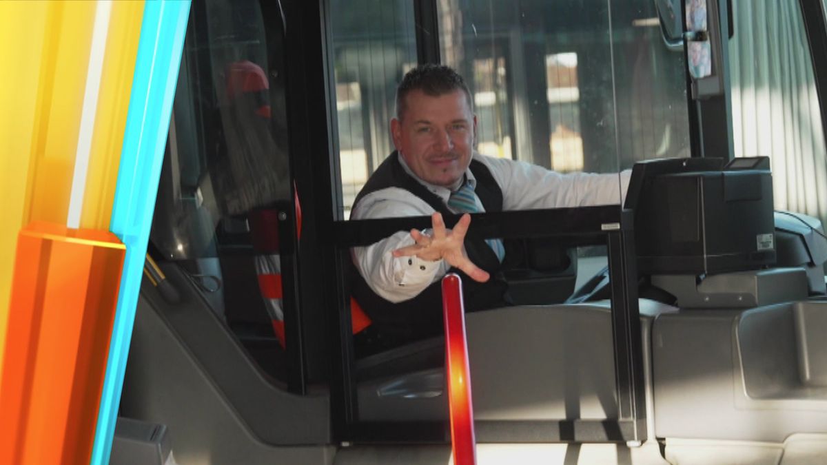 Der legendäre Handgruß von Michel Schwarz - Hamburgs berühmtester Busfahrer