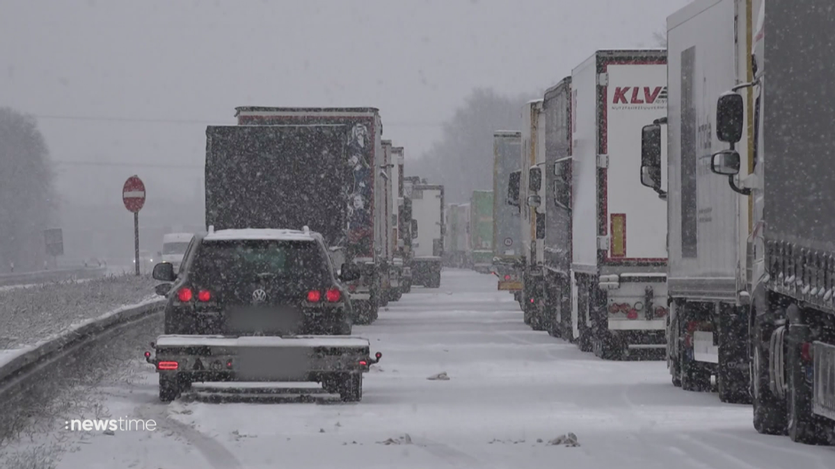 Stillstand auf der Autobahn: Schnee sorgt für erhebliche Verkehrsbehinderungen