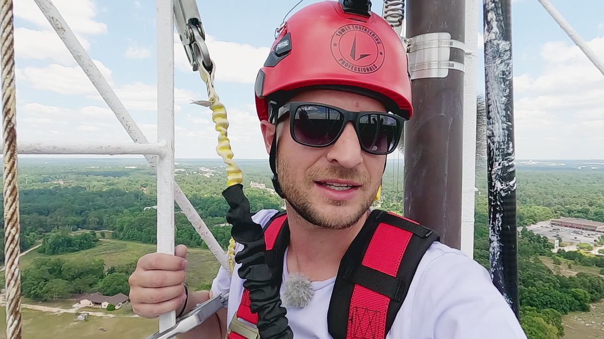 Glühbirnen wechseln in luftiger Höhe: Reporter Vincent als Klettertechniker