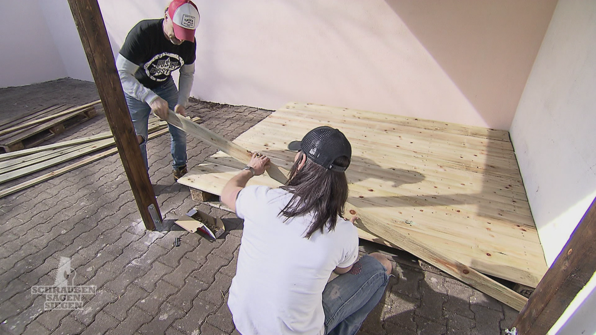 Muskeln spielen lassen für die neue Holzterrasse