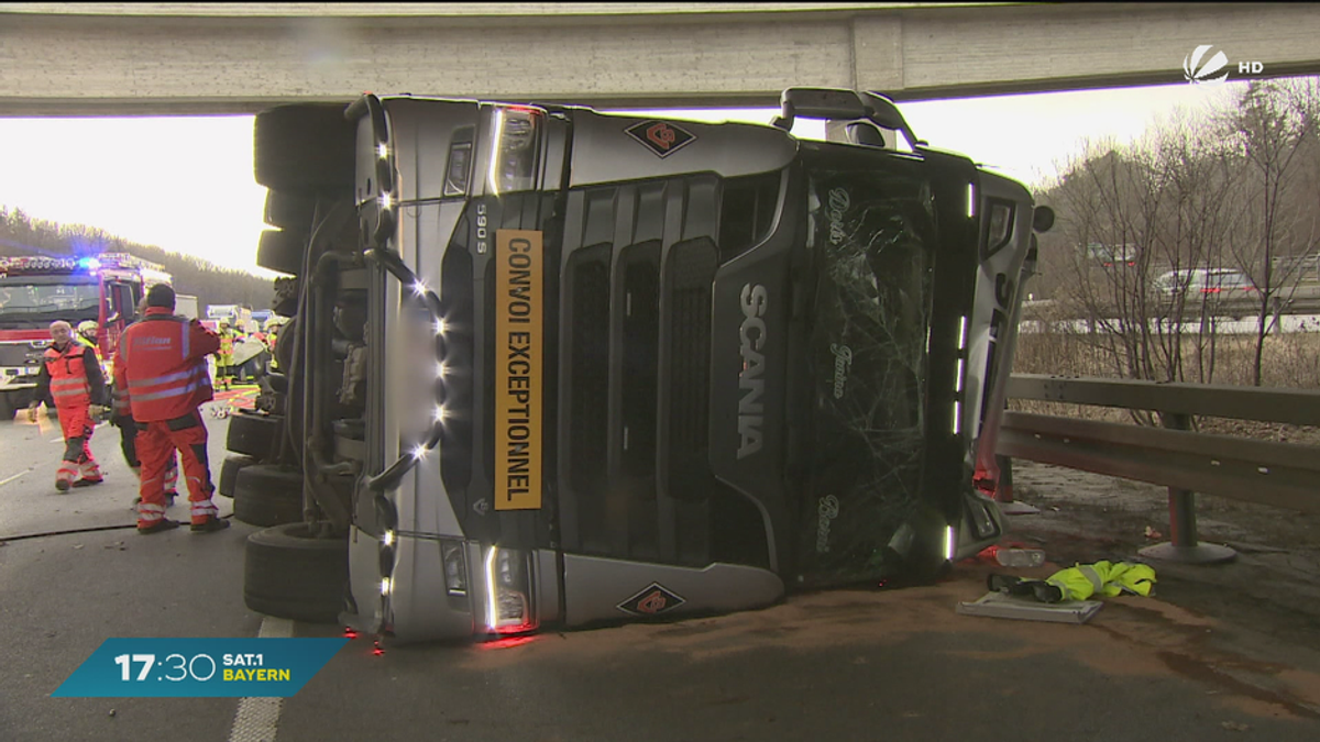 Unfall auf A99 bei Haar: Mit Holzbalken beladener LKW kippt um