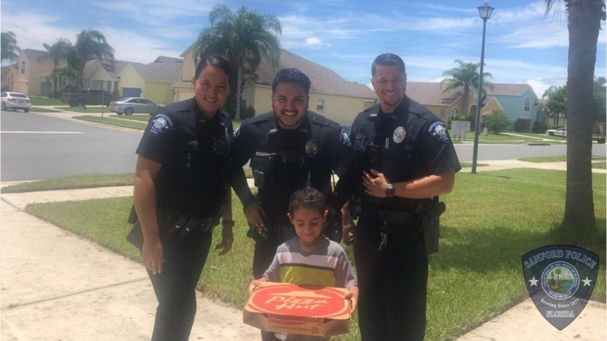 Notruf abgesetzt: Junge ruft Polizei - die bringt ihm Pizza