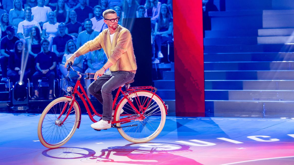 Tradition ist Tradition: Joko fällt beim Fahrrad-Stunt