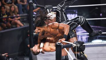 DarkState liefert einen unfassbaren Kampf im Six-Man Tag Team Match