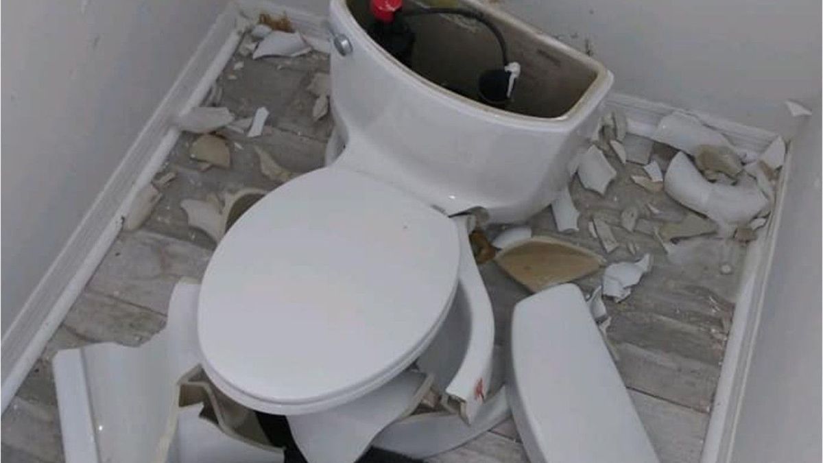 Weil Blitz in Klärgrube einschlug: Toilette fliegt in die Luft