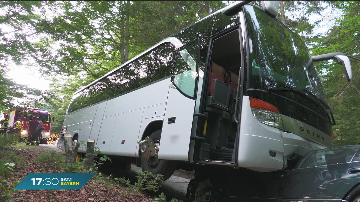 Unfall bei Garmisch-Partenkirchen: Reisebus beschädigt vier Autos