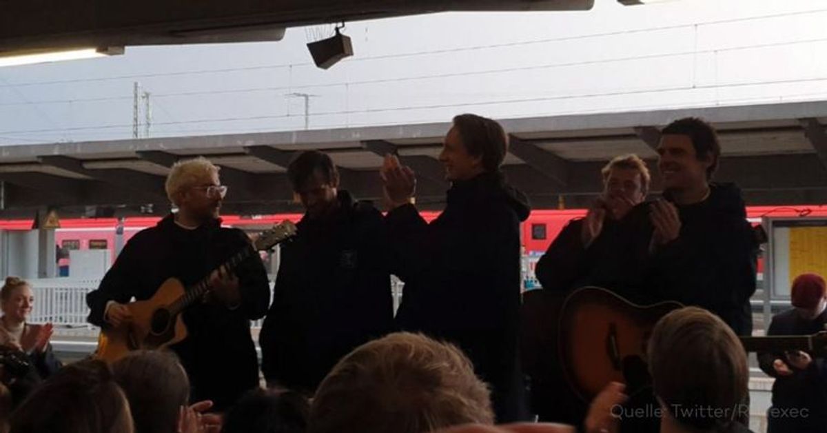 Volles Bahngleise, verspätete Züge: Kraftklub spielen Spontan-Konzerte an deutschen Bahnhöfen