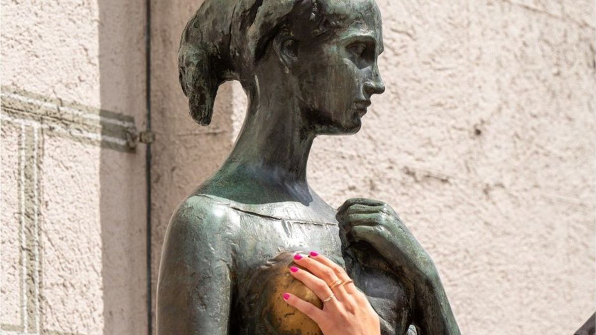 "Brust-Reiben"-Streit um Julia-Statue in München entbrannt