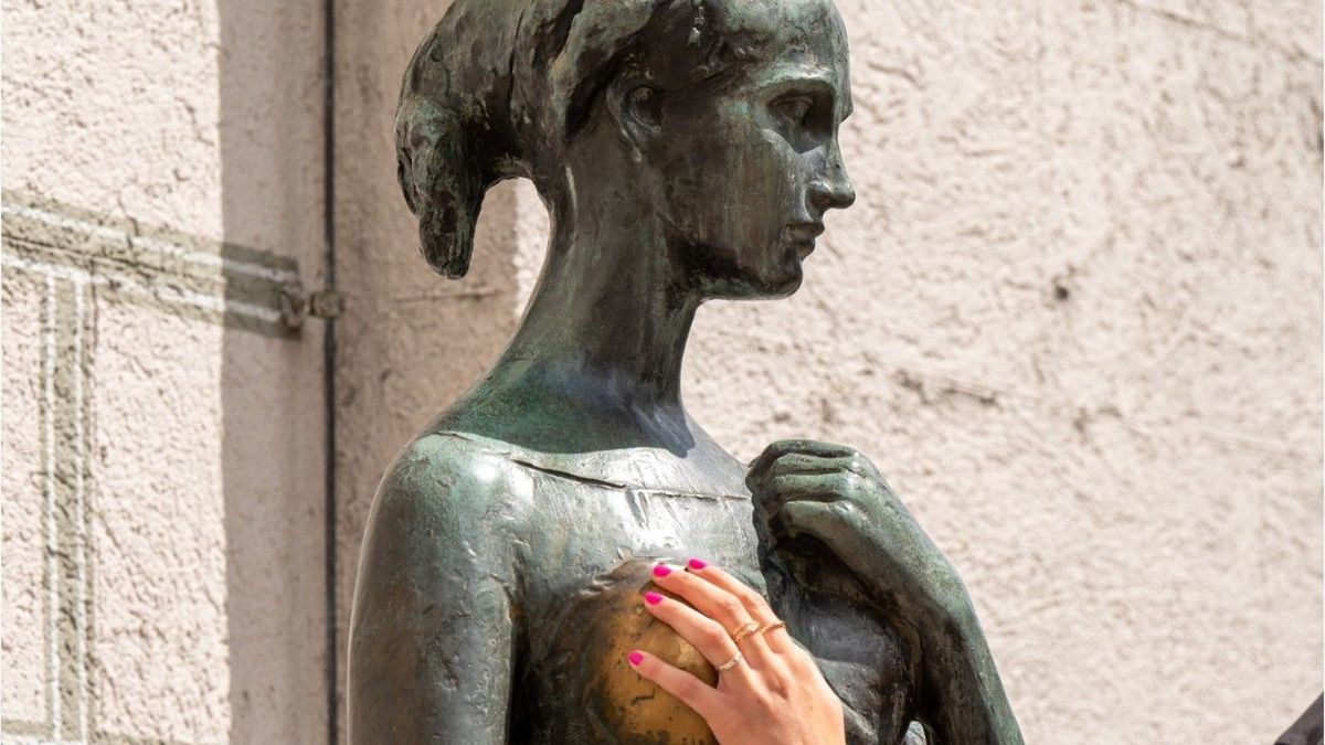 "Brust-Reiben"-Streit um Julia-Statue in München entbrannt