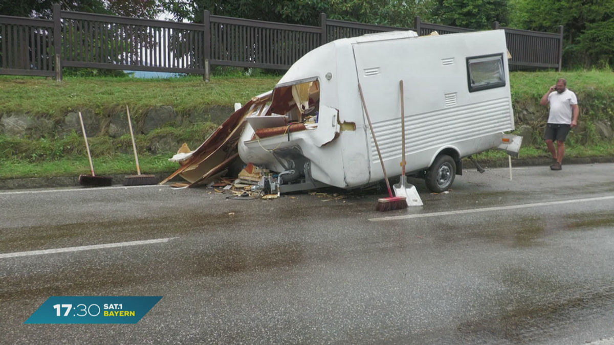 50.000 Euro Schaden bei Unfall: Wohnanhänger kracht frontal in Lkw