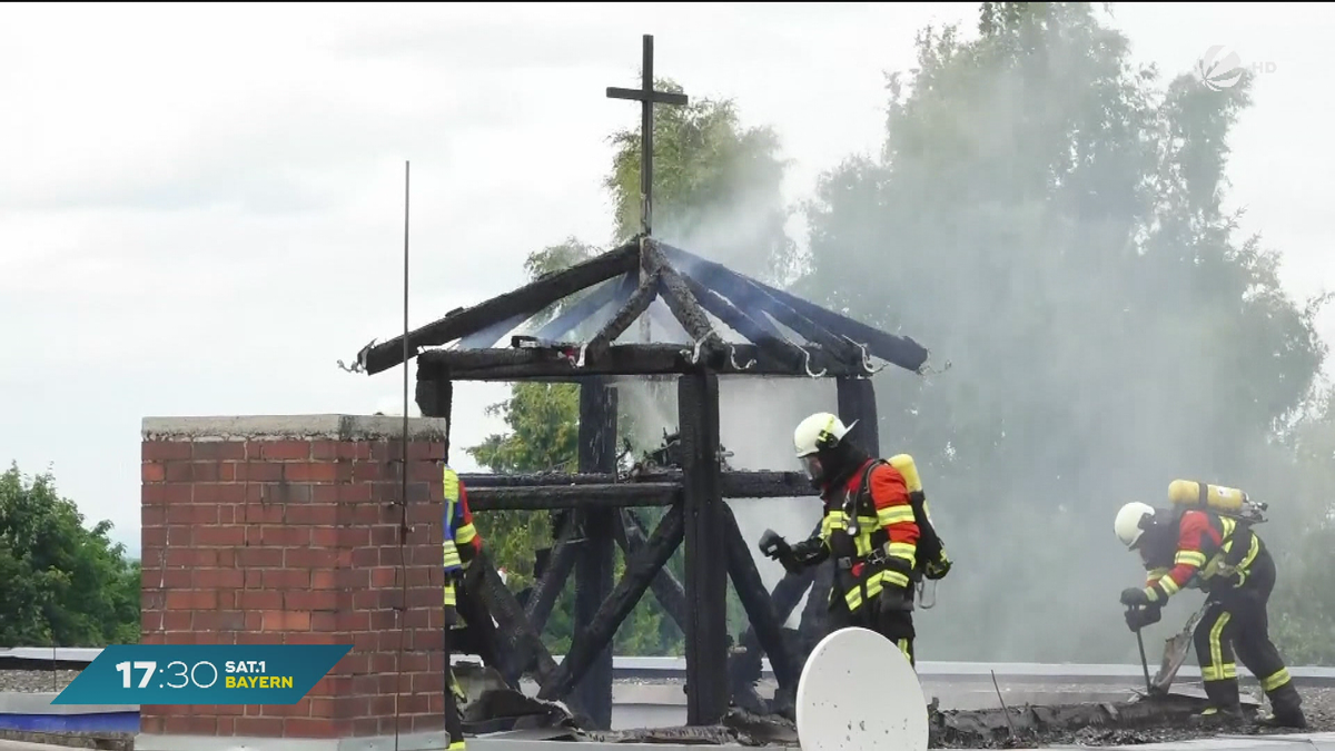 Kapelle in Flammen: Glockenturm in Scheßlitz brennt komplett ab