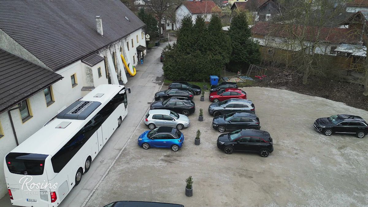 Rosin fährt mit einem Bus voll Testesser vor beim "Zum Bräu" in Wald an der Alz