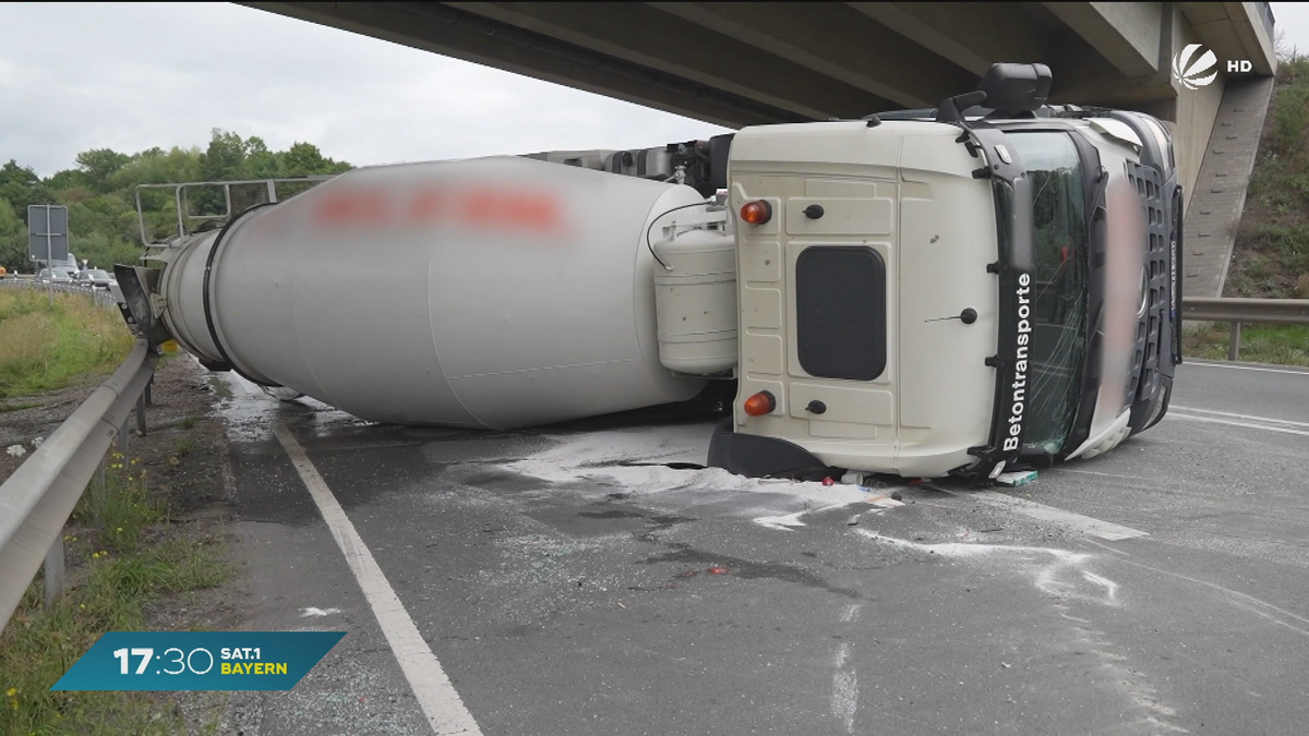 Betonmischer-Unfall in Neumarkt: Fünf Tonnen Beton auf Fahrbahn