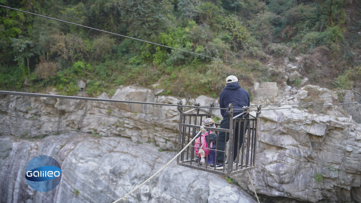 Abenteuerliche Schulwege: Mit der DIY Seilbahn oder dem Motorrad zur Schule