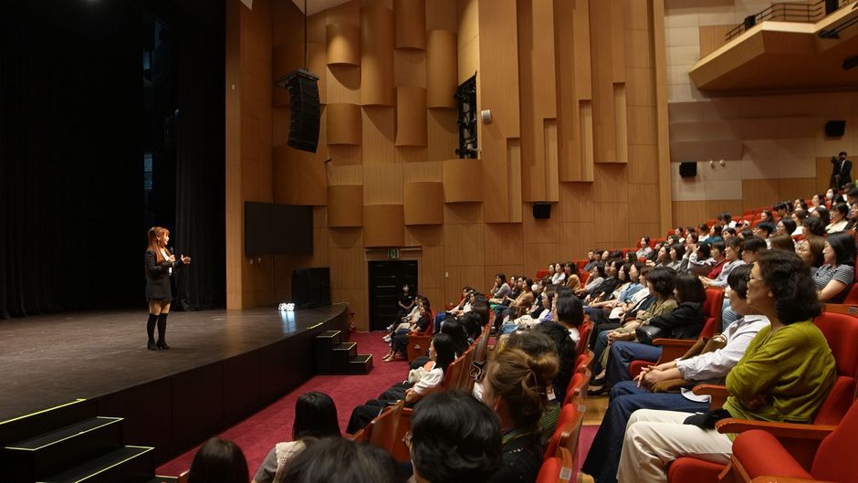 "גלילאו": מרצה כוכב בדרום קוריאה: המורה הזה נחגג כמו כוכב עולמי!