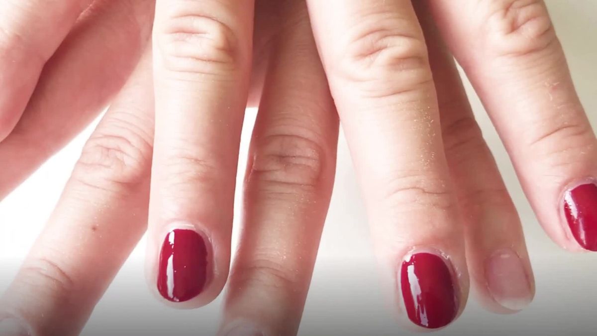 Nie wieder hässliche Nagellackränder! So entfernst du farbige Nagellackreste richtig