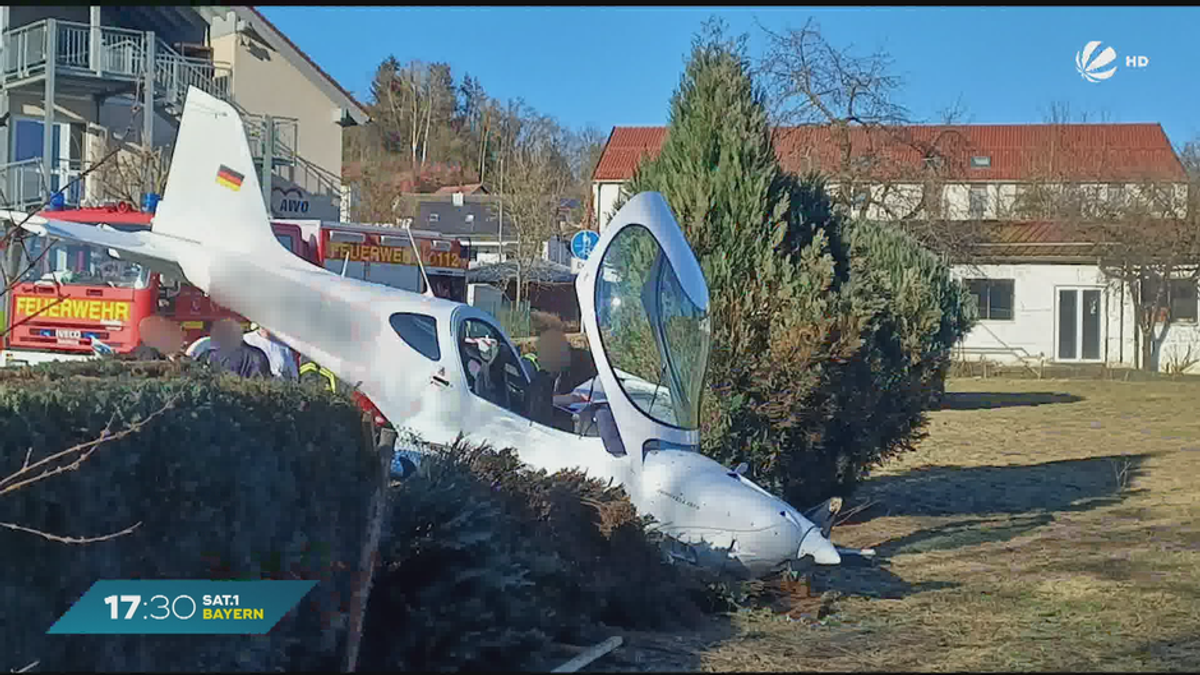 Unfall im Landkreis Passau: Kleinflugzeug landet in Hecke