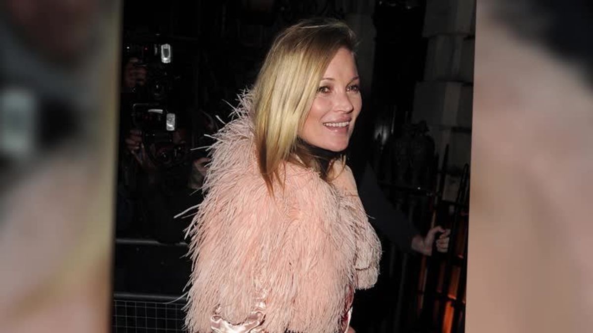 Kate Moss im rosa Schlafanzug-Look