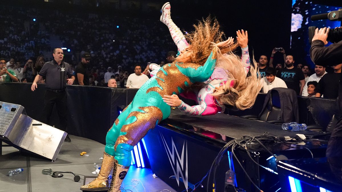 Komplette Verwüstung im Last Woman Standing Match