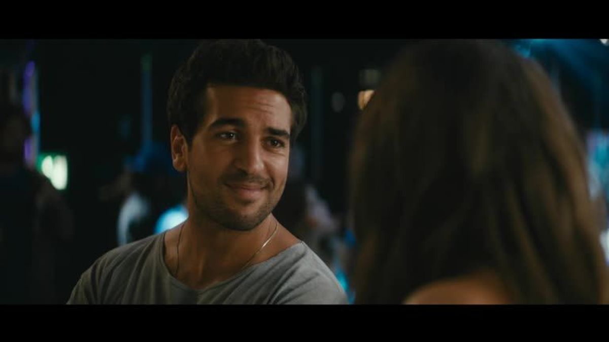 Elyas M'Barek verzaubert in Traumfrauen