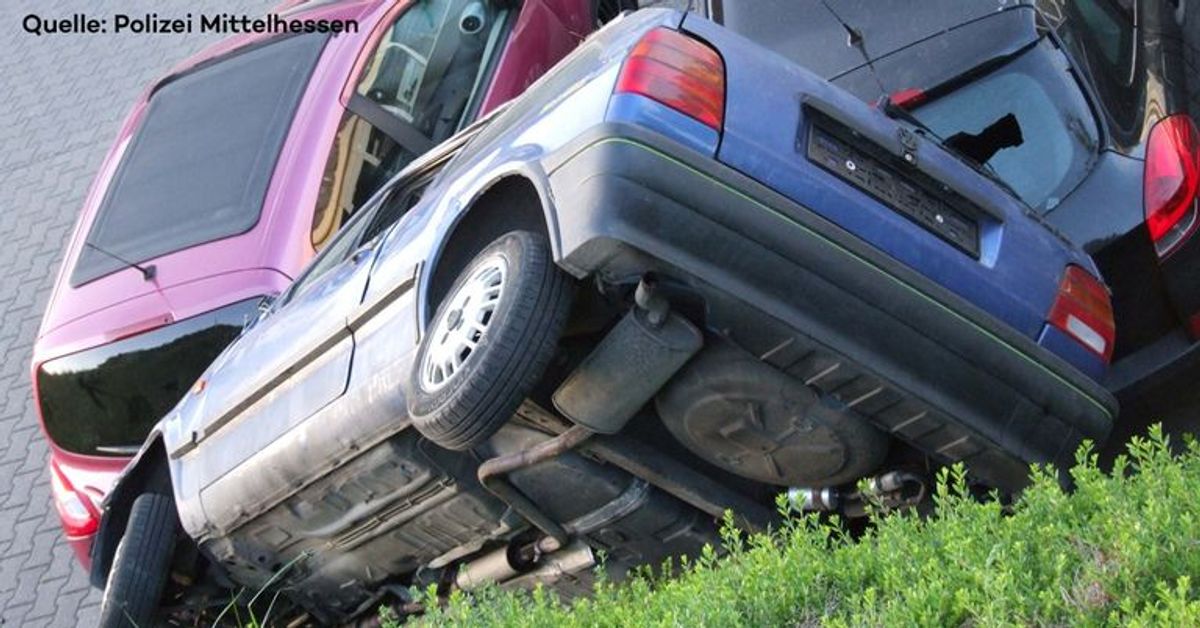 Betrunkener parkt auf anderen Autos und verschwindet