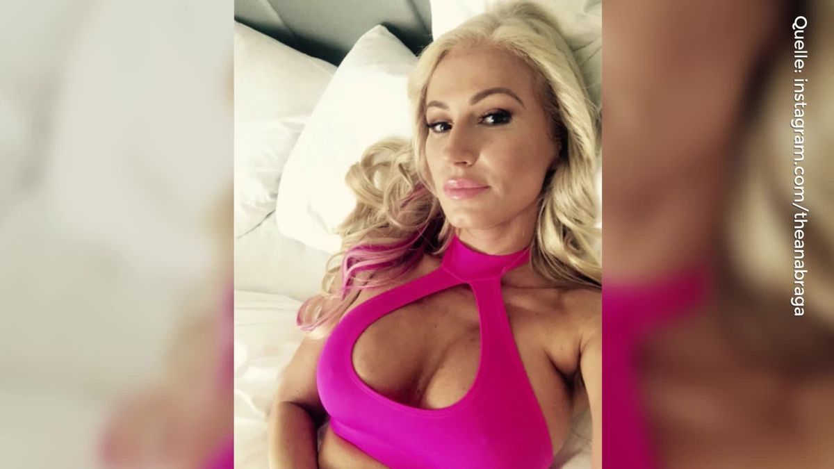 Popo-Alarm! Dieses Playmate zeigt an der Tankstelle sein nacktes Hinterteil