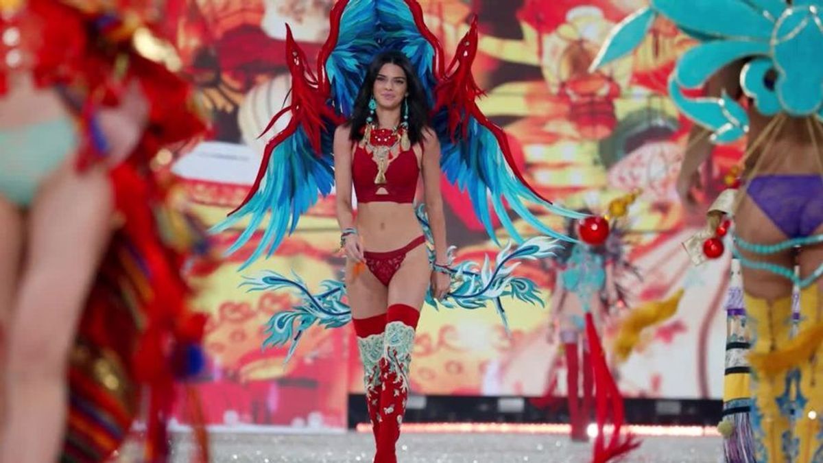Der wohl kleinste Slip "Victoria's Secret Fashion Show" - und sie musste ihn tragen