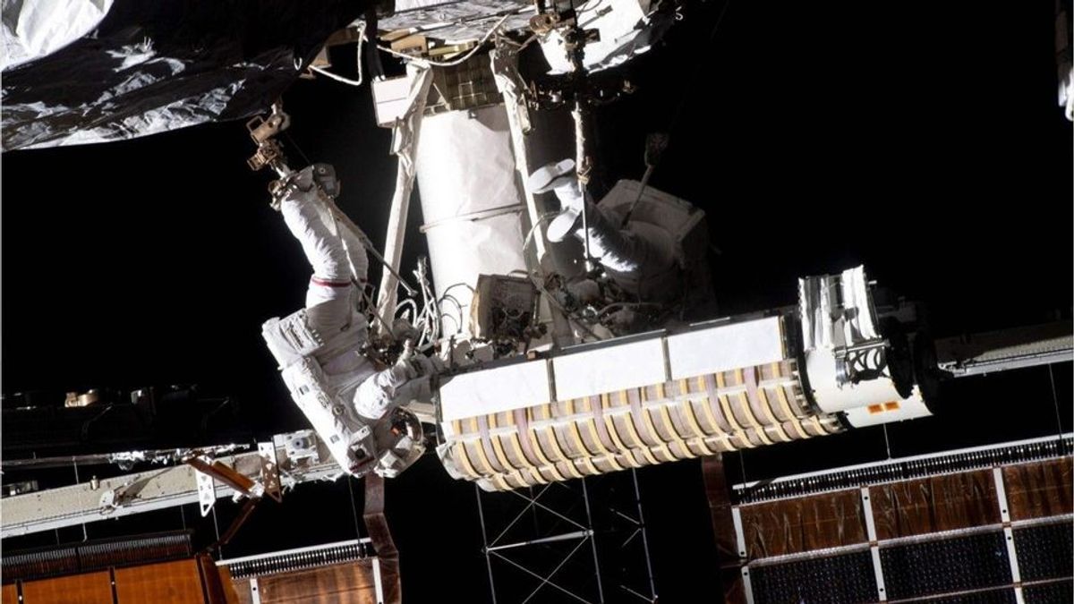 Beeindruckende Bilder: Astronauten bringen Sonnensegel an ISS an