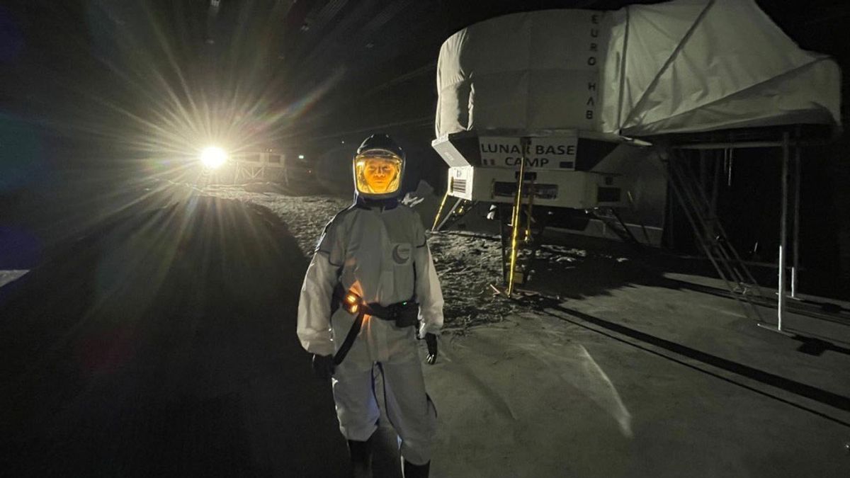 Leben wie auf dem Mond: Reporterin Claire in der Mondhalle