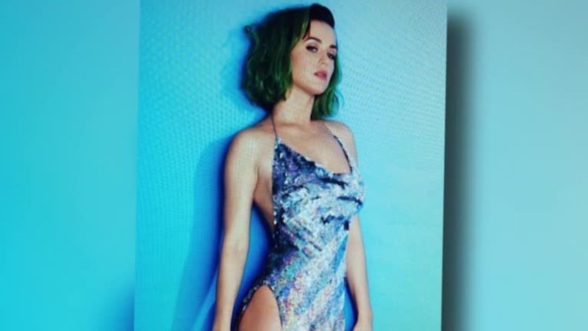 Katy Perry im sexy Frühjahrslook mit grünen Haaren
