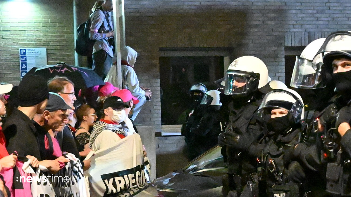 Köln: Polizei und Protestanten stoßen zusammen