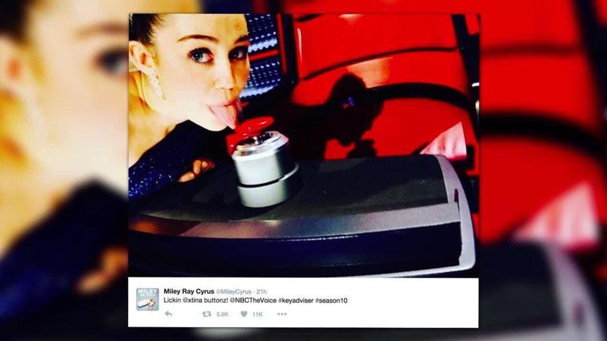 Miley Cyrus leckt sich auf den "The Voice"-Stuhl