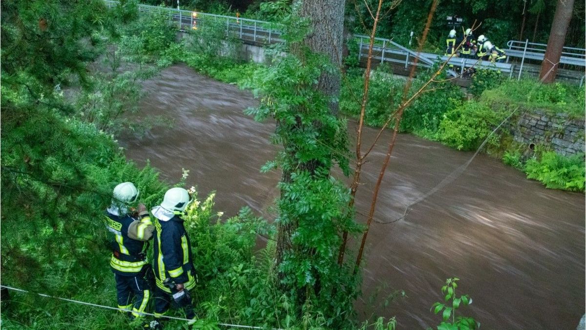 Extreme Unwetter: Katastrophenfall ausgerufen - Sturzflut reißt Person mit sich