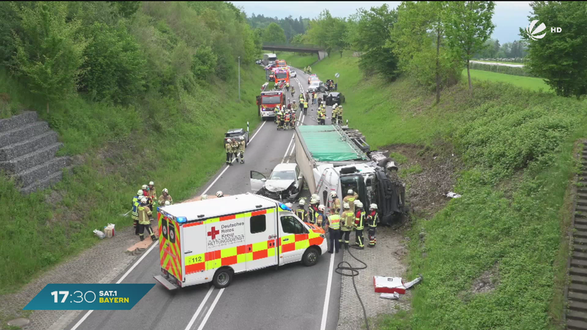 Unfall auf B31 bei Lindau: LKW kippt nach Massencrash um