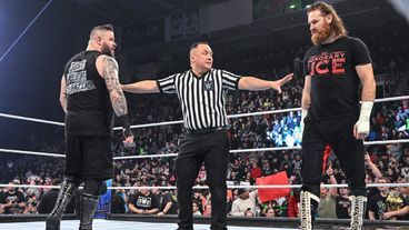 The Bloodline mischt sich im Match zwischen Sami Zayn & Kevin Owens ein