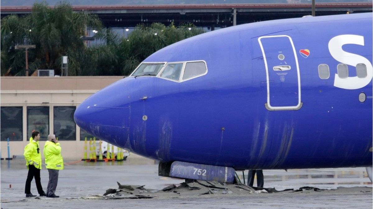 Bruchlandung: Flugzeug schießt über die Landebahn hinaus