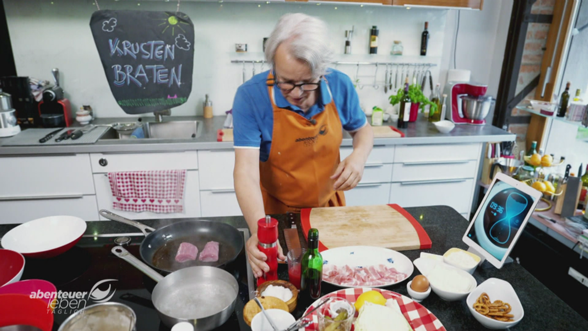 Echtzeitkochen extrem: Krustenbraten, Klöße und Krautsalat in 10 Minuten