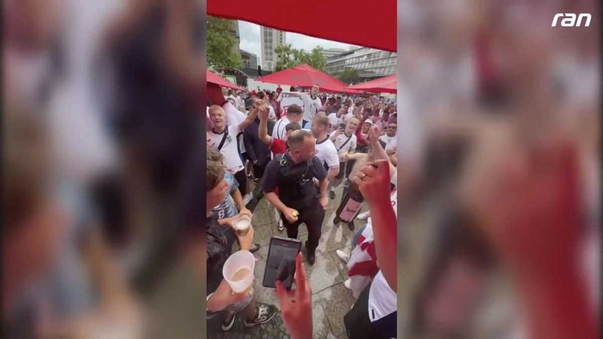 EM 2024: England-Fans besingen Polizisten in Berlin