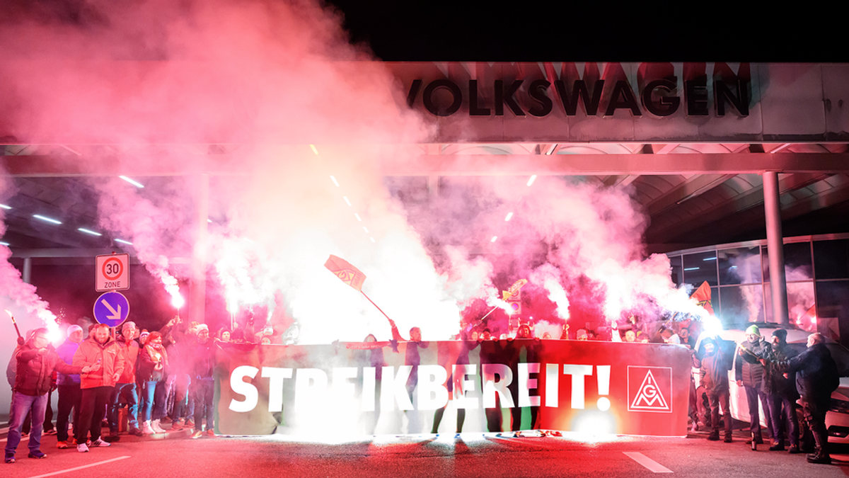 Warnstreik bei VW: Tausende protestieren